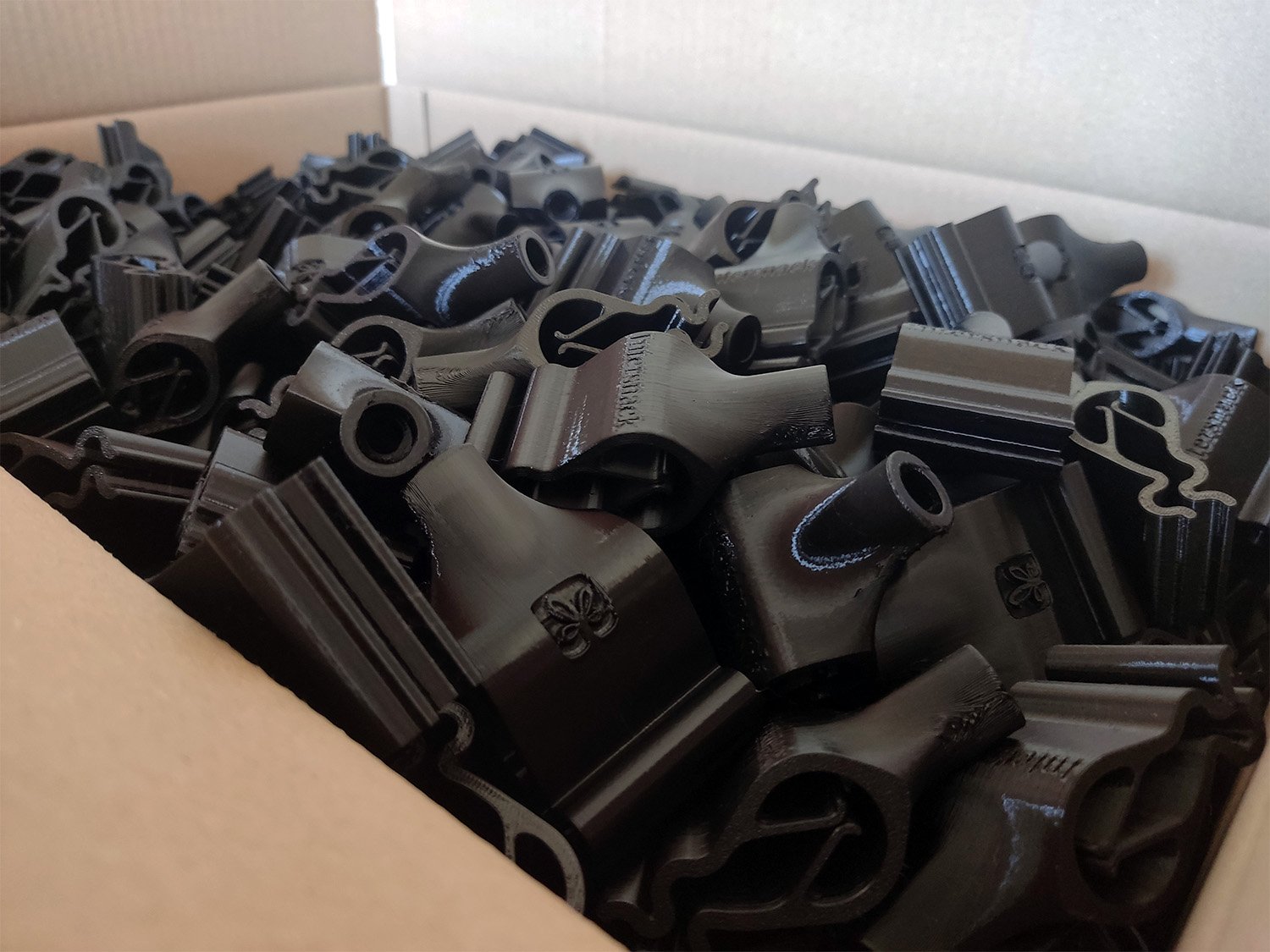 Personalizované plastové klipy vyrobené pomocí 3D tisku pro maloobchodní použití