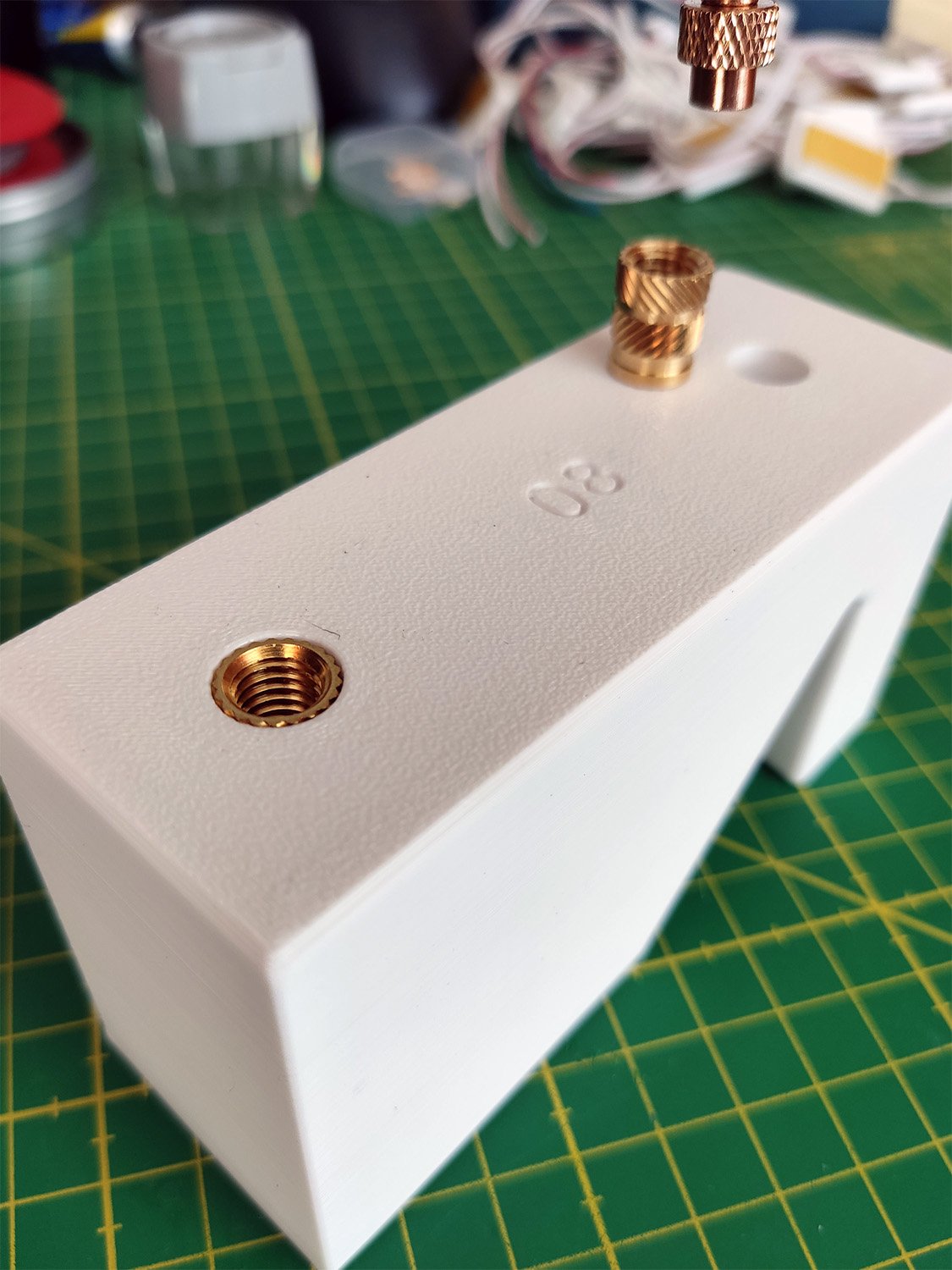 Post-processing 3D tisku – technický díl s vloženými závitovými vložkami