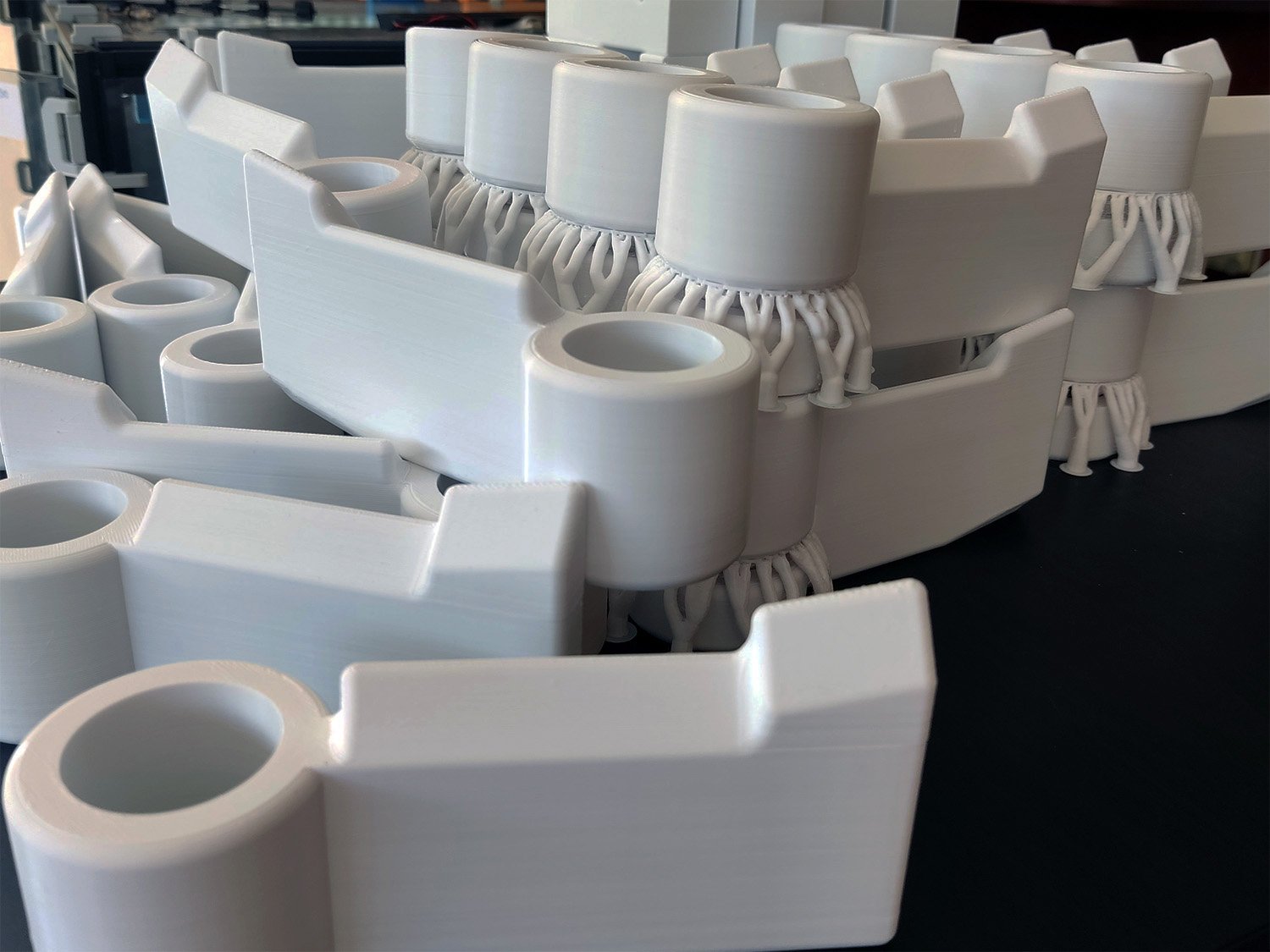 Hotové 3D tištěné díly připravené pro montážní linku