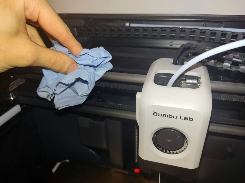 Ukázka údržby 3D tiskárny na karbonových tyčí Bambulab